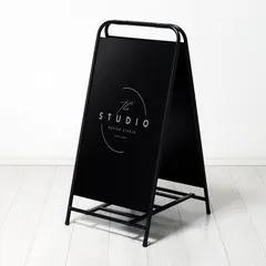 看板 スタンド 店舗用 立て看板 折り畳み 棚付き ブラック おしゃれ ネイルサロン 美容室 飲食店 カフェ オフィス スチール製 スタンドプレート ISB-85