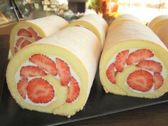期間限定！今が旬の静岡・伊豆産苺「紅ほっぺ」をたっぷり巻き込んだ『極太ロールケーキ』