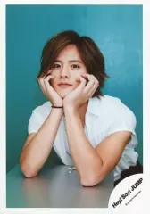 【中古】生写真(ジャニーズ) Hey! Say! JUMP/岡本圭人/上半身・座り・衣装白・両手頬杖/17-18冬 コンサートグッズ撮影オフショット/公式生写真