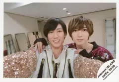 【中古】生写真(ジャニーズ) ジャニーズJr./阿部亮平・七五三掛龍也/横型・バストアップ・衣装白・紫・黒・七五三掛両手肩・阿部笑顔/Johnnys’ ISLAND セルフィー 2020/公式生写真