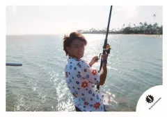 【中古】生写真(ジャニーズ) Mr.King vs Mr.Prince/平野紫耀/横型・上半身・シャツ白・青赤黒花柄・両手釣竿・背中見せ・振り向き・背景海/16新春 ジャニーズJr. ハワイオフショット/公式生写真