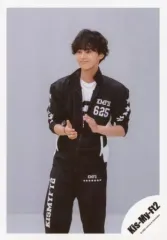 【中古】生写真(ジャニーズ) Kis-My-Ft2/藤ヶ谷太輔/膝上・衣装黒・両手お腹の前・目線左・口閉じ/アルバム「To-y2」特典映像オフショット/公式生写真