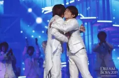 【中古】生写真(ジャニーズ) King ＆ Prince/岸優太/ライブフォト・横型・膝上・衣装白・抱き合い・左向き・2Lサイズ/「DREAM BOYS 2019」ステージフォト 第1弾