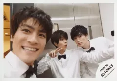 【中古】生写真(ジャニーズ) SixTONES/集合(3人)/横型・バストアップ・衣装白・森本顔アップ・高地右手ピース・ジェシーカメラ目線/「ジャニーズJr.8・8祭り～東京ドームから始まる～」セルフィー/公式生写真