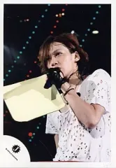 【中古】生写真(ジャニーズ) Kis-My-Ft2/千賀健永/ライブフォト・上半身・衣装白・左手マイク、色紙/公式生写真