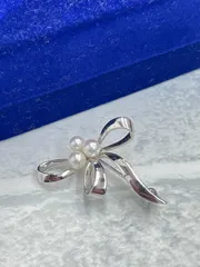 N 最終処分価格【ヴィンテージ】141 ミキモト MIKIMOTO リボン型 パール付き ブローチ アコヤ 3粒 おしゃれ 可愛い 高級感 お出かけ 結婚式 入学式 入園式 卒業式 フォーマルのサムネイル