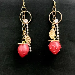 【福祉施設制作】山桜うさぎ作　フックピアス「いちごのピアス（レジン)」NO.2836　P