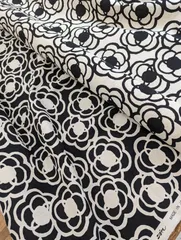 コットンこばやし　香りのない花　う早この布　北欧風　カメリア柄　綿麻キャンバス　生地幅110ｃｍ×1ｍ