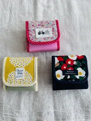 コンパクトはカードケース　カード10枚収納　ポケット3つ　ショップカードや診察券入れに　小花柄　白花柄　猫とツバキ柄