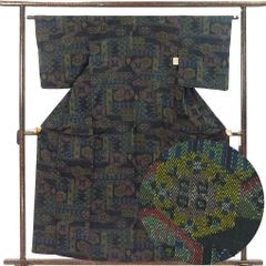 紬 身丈160cm 裄62cm 前幅22.5cm 後幅28cm 袖丈49cm 袖幅32.5cm レディース 袷 連続模様 裄Sサイズ 秋冬春用 正絹（シルク）ブラック やや難 リメイク リユース リサイクル【呉服のきくや】