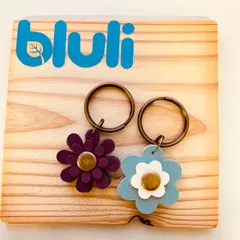 革のキーホルダー 花のモチーフ  2個セット