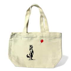 赤い風船を見つめるシェパード（小）