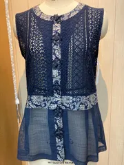 日本製！レディースファッション、ミセス、トップス、春夏秋、やや大きいサイズ、豪華レース切り替えミドルベスト（紺）１１号サイズ ４０代５０代６０代 おしゃれ着、お出かけ着、 (ギフト用ラッピング承ります) 税込み 17,380円（15,800円）の商品。