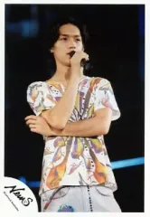 【中古】生写真(ジャニーズ) NEWS/錦戸亮/シャツ白.花柄・膝上・腕組・マイク・ライブフォト/公式生写真