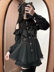 ハートバックル×ビッグリボン 黒地雷系ワンピース 肩あきレースロリータ風 ブラックゴシック 甘辛MIXコーデ 病みかわコーデ　量産型　地雷系　ぴえん系女子　オタ活　推し活　ワンピース　スカート　フリル　黒　サブカル　かわいい