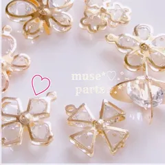 花・氷・雪の結晶‪ クリスタルガラスダイヤ入り ゴールドフレームチャーム ホワイトクリスマスパーツ フラワーパーツ カットガラス ジルコニアチャーム サンキャッチャー ラインストーン ビジュー ハンドメイドパーツ 手芸材料 手芸用品 DIY インポート 2個ひ