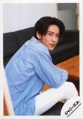 【中古】生写真(ジャニーズ) Snow Man/目黒蓮/膝上・座り・衣装水色・白・振り返り・右向き・前屈み/Snow Man「Summer Paradise 2019」グッズオフショット/公式生写真