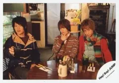 【中古】生写真(ジャニーズ) Hey! Say! JUMP/岡本圭人・有岡大貴・八乙女光/横型・膝上・マフラー・右手飲み物・右手あご・背景室内/公式生写真