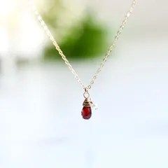 実りの象徴　ドロップガーネットとプチパールのネックレス  1月誕生石