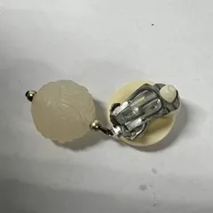 ヴィンテージ風 クリップイヤリング 半透明 彫刻デザイン