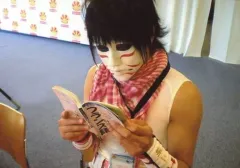 【中古】生写真(男性) ゴールデンボンバー/樽美酒研二/横型・バストアップ・衣装白・ストール・両手本・目線手元/2011.11.28 The 31th Anniversary バースデーメモリアルフォトアルバム