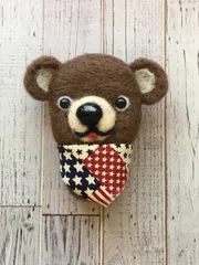 羊毛フェルト バンダナクマさんブローチ(ココア)
