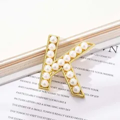 ☆ Kタイプ ☆ ブローチ イニシャル A～M pmybroch05 ブローチ パール イニシャル アルファベット アクセサリー ピンバッチ ワンポイント レディース ブローチピン 英字 おしゃれ ギフト お祝い 入学式 卒業式 発表会 同窓会 演奏会