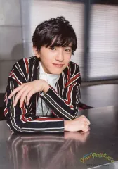 【中古】生写真(ジャニーズ) 関西ジャニーズJr./道枝駿佑/上半身・座り・衣装青・赤・白・右手テーブル・左肘つき・背景グレー/「X’mas Party!! 2018」オリジナルフォト