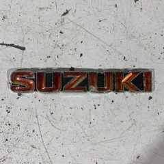 SUZUKI タンク エンブレムオーナメント2枚セット GT750GT380 SUZUKI タンクエンブレム 2枚セット gt380 - メルカリ