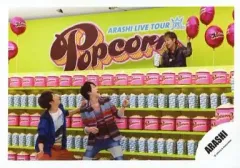 【中古】生写真(ジャニーズ) 嵐/二宮和也・櫻井翔・相葉雅紀/横型・膝上・左手風船・両手パー・背景ポップコーン/公式生写真