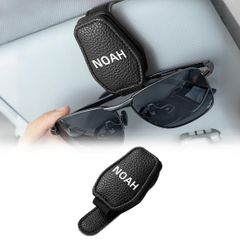 新品 ノア 適用 車用 サングラスホルダー 片手使用 NOAH 専用ロゴ 車 メガネホルダー ノア 80系 85系 90系 95系 X G S-G 適用 眼鏡クリップ コンパクト 取付簡単 安全運転 バイザーに装着 レザー製 眼鏡を保護 車内 カー用品