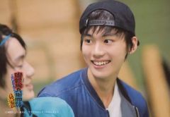 '[중고] 생사진(남성) 극단 Patch/다나카 료(쿠스키 카츠)/가로형·바스트 업·의상 파랑·모자·왼쪽 캐스트·웃는 얼굴·사복 샷/Patch stage vol.9 무대