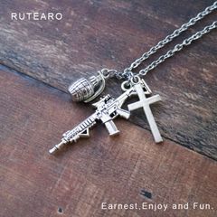 アサルトライフルと爆弾で攻撃力ばっちりのミリタリーネックレス ― ネックレス ペンダント 銃 ミリタリー サバイバル プレゼント プチギフト 爆弾 ダイナマイト アクセサリー クロス 十字架 ― 000575