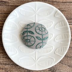 刺繍【ヘアゴム】【ポニーフック】【ブローチ】選べるパーツ　no.31