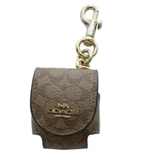 コーチ COACH ワイヤレスイヤホンケース AirPods ケース キーホルダー バッグチャーム シグネチャー  コーティングキャンバス カーキ /YO2