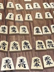 将棋駒　天上作　箱付き　歩１枚余りあり　銘あり駒　彫駒