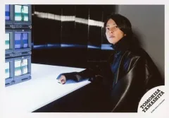 【中古】生写真(ジャニーズ) ジャニーズ/山下智久/横型・上半身・衣装黒・体左向き・右手テーブル/シングル「Nights Cold」MVオフショット/公式生写真