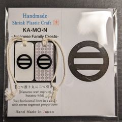【ハンドメイド】家紋「七つ割り丸に二つ引き」チャーム•ストラップ　無地＆パターン柄 2点セット
