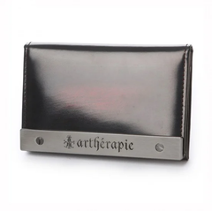【未使用・新品】【公式正規取扱い】アルセラピィ(artherapie)正規取扱店 名刺入れ『メタルプレートラスター』(BORDEAUX×ガンメタプレート)