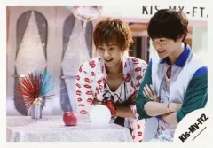 【中古】生写真(ジャニーズ) Kis-My-Ft2/藤ヶ谷太輔・玉森裕太/横型・上半身・衣装白・赤・緑・青・腕組み・左向き・林檎/「Sha la la☆Summer Time」PV＆ジャケ写撮影/公式生写真