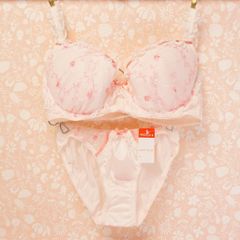 AMO'S STYLE by Triumph F75
