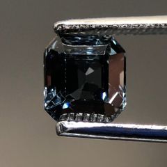 天然　非加熱　スピネル　1.35ct　ルース　グレー(緑み、青み)　エメラルドカット　高透明度　プラチナグレイ　美品　国内鑑別書付き