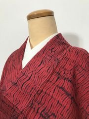 【中古】Sサイズ 紬 正絹 赤地によろけ縞模様 アンティーク