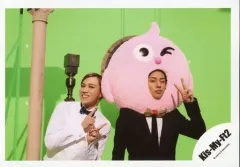 【中古】生写真(ジャニーズ) Kis-My-Ft2/千賀健永・藤ヶ谷太輔/横型・上半身・千賀両手指差し・藤ケ谷左手ピース/「MUSIC COLOSSEUM」ジャケ写＆MV＆特典映像撮影オフショット/公式生写真