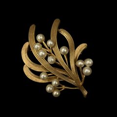 Trifari（トリファリ） ヴィンテージ ゴールドリーフ＆パール風ビーズ