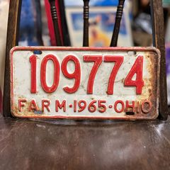 【ナンバープレート / 看板】1965年製 " ビンテージ ライセンスプレート " オハイオ州 エンボス 農場用 ホワイト / レッド