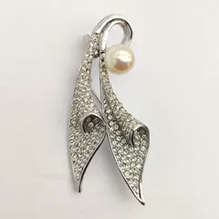 ストーンデザインブローチ　ネックレストップ　パール付き