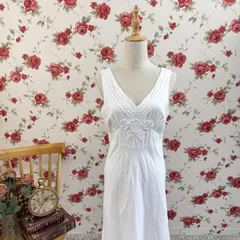 ホワイトノースリーブワンピース 花モチーフ刺繍 デザインワンピース 裏地付き 白  夏 ナチュラル 大人フェミニン