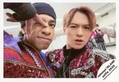 【中古】生写真(ジャニーズ) ジャニーズJr./草間リチャード敬太・松倉海斗/横型・バストアップ・衣装紫・黒・草間右手上げ・右目閉じ/Johnnys’ ISLAND セルフィー 2020/公式生写真