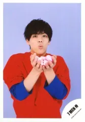 【中古】生写真(ジャニーズ) 7 MEN 侍/菅田琳寧/上半身・衣装赤・青・両手物持ち・口すぼめ・背景紫/Greeting Photo ～ホワイトデーVer.～/公式生写真